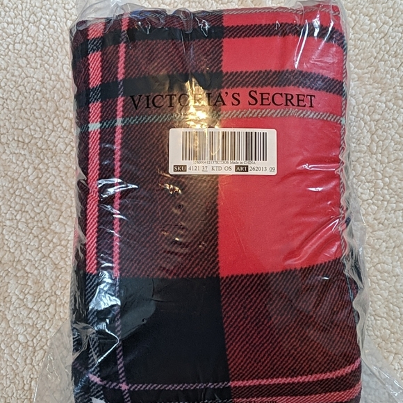 Victoria's Secret Plaid Sherpa Blanket NIP - Picture 4 of 5